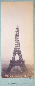 Construction de la tour Eiffel pour l'Exposition universelle de 1889. Vue du Champs-de-Mars photographié depuis l'une des tours du palais du Trocadéro, 7ème arrondissement, Paris. 20 janvier 1889.