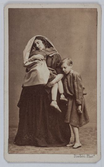 Portrait d'Adélaïde Ristori (1822-1906), tragédienne italienne, dans Médée avec deux enfants.