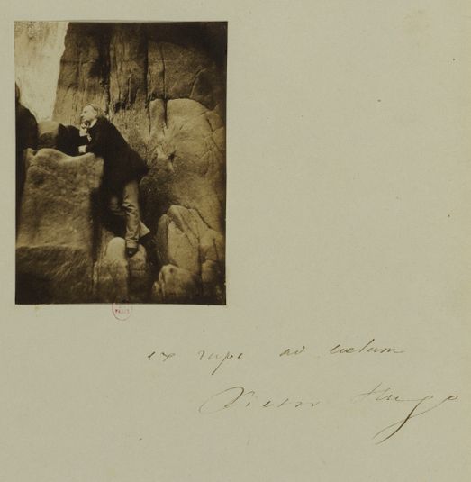 Portrait de Victor Hugo (1802-1885), écrivain, sur le rocher des Proscrits à Jersey