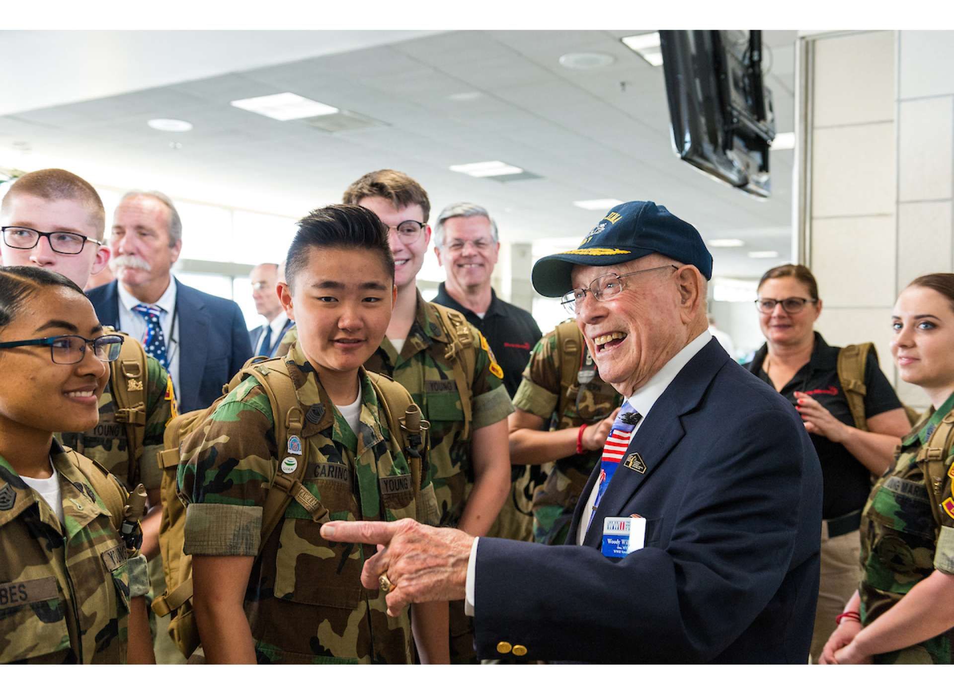 Woody Williams meets young Marines in Guam Aiport