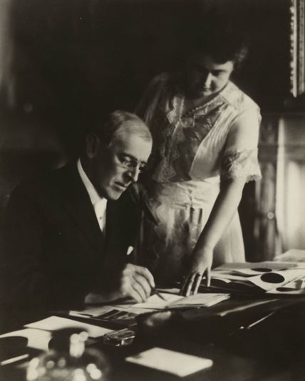 Edith Wilson asiste al presidente Woodrow Wilson en su trabajo, junio de 1920
