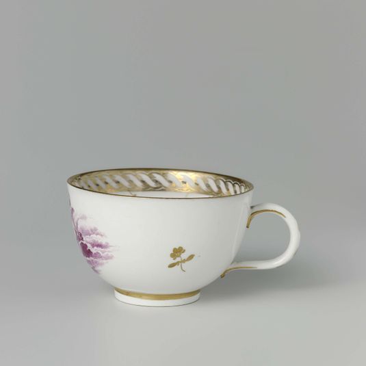 Cup with putti on clouds