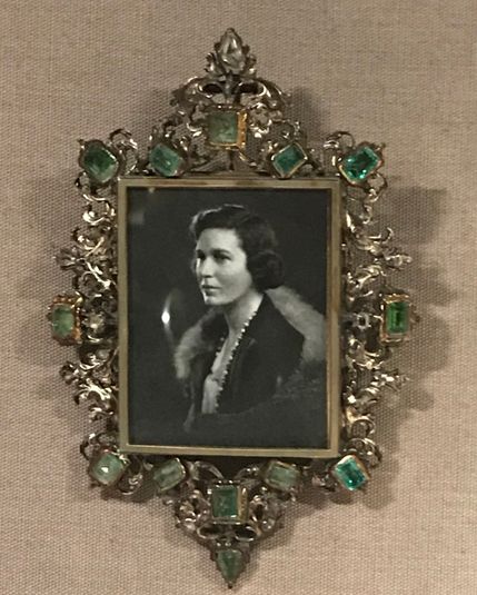 Emerald frame with a photograph of Dorothy de Rothschild