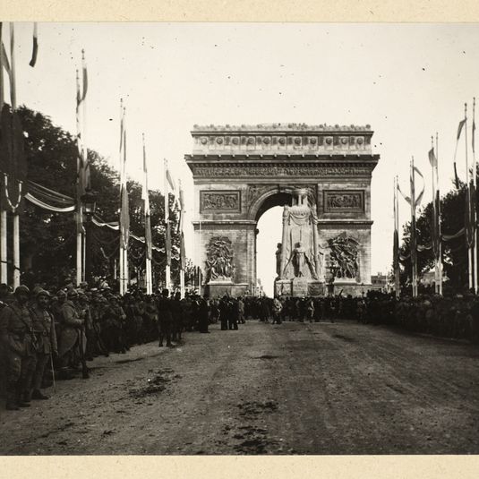 Cénotaphe, monument élevé à la mémoire des morts de la grande guerre près de l'arc de Triomphe, place de l'étoile, 8ème arrondissement, Paris.