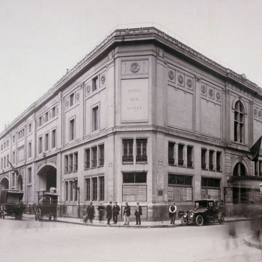 Façade sur rue, hôtel des Ventes, à l’angle du 9 rue Drouot et de la rue Rossini, 9ème arrondissement, 29 septembre 1919