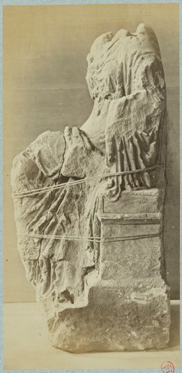 Statue de femme de profil gauche, collections du musée Carnavalet, 3ème arrondissement, Paris.