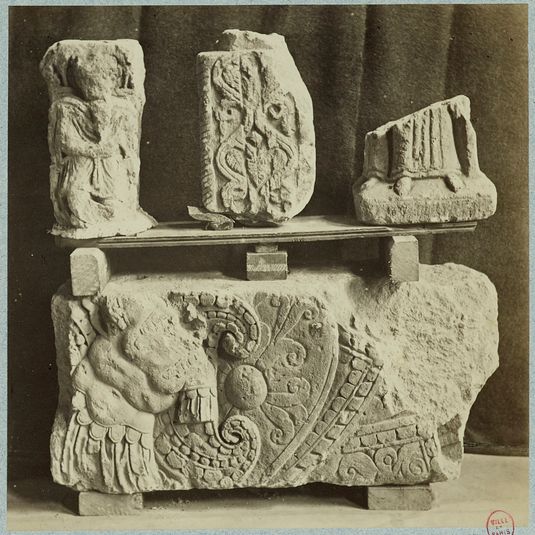 Fragments de sculptures gallo-romaines et mérovingiennes, collections archéologiques du musée Carnavalet, 3ème arrondissement, Paris.