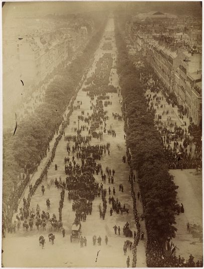 Annonce du départ du cortège à 11h15 avec le corbillard de Victor Hugo, vue des Champs-Elysées, 1er juin 1885