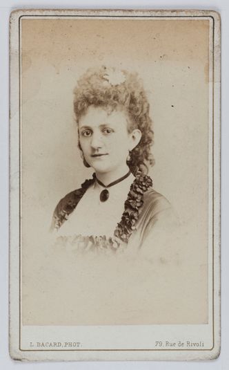Portrait de Mademoiselle Polliart, dite Mademoiselle Priola, actrice et chanteuse à l'Opéra Comique entre 1872 et 1874.