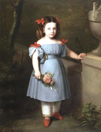 Retrato de niña de azul con rosas en la mano