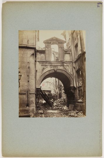 Palais de justice, boulevard du Palais. Vue de l'arcade enjambant la rue de Nazareth, en ruine, 1er arrondissement, Paris.