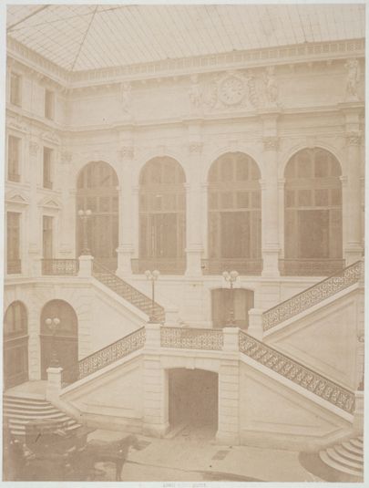 Escalier d'honneur de la cour du Grand hôtel du Louvre