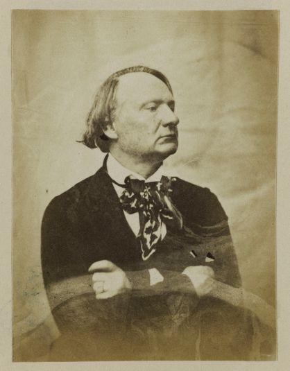 Victor Hugo, bras croisés et foulard autour du cou