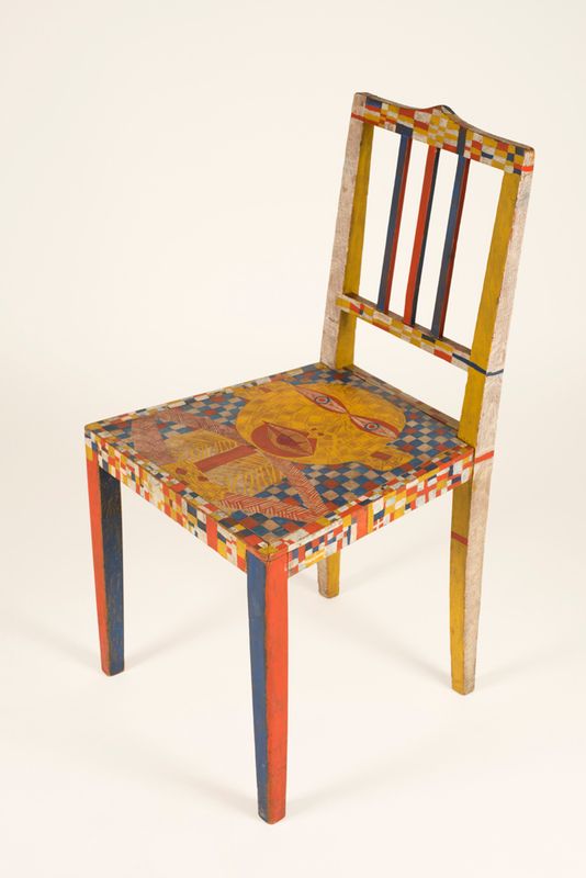 Um und Um bemalter Sessel mit Koboldkopf auf der Sesselfläche [Chair Painted on All Sides with a Goblin Head on the Chair Seat]