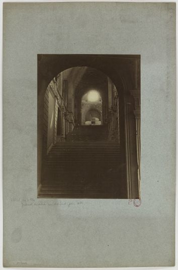 Ruines de la Commune : Hôtel de Ville, grand escalier vu du sud, 4ème arrondissement, Paris. Juin 1871.