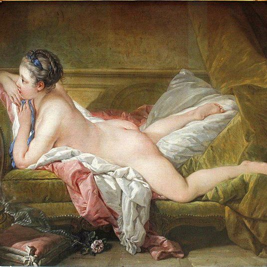 ソファに横たわる裸婦