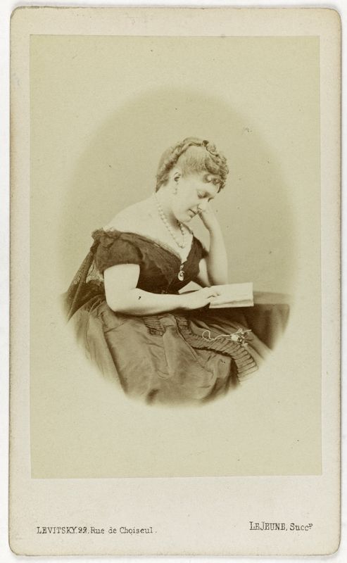 Portrait de la duchesse de Mouchy, née Anna Murat (1841-1924), deuxième fille de Lucien Murat, en train de lire.