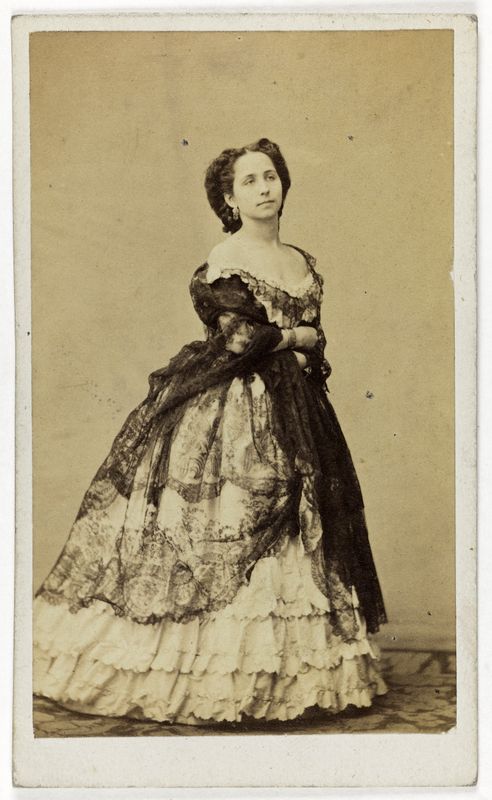Portrait en pied de Morando, danseuse à l'Opéra.