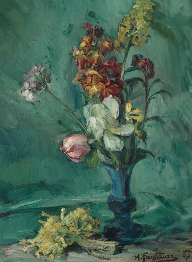 Blumen in blauer Vase und Schlüsselblumenstrauß