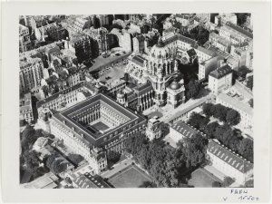 Vue aérienne de Paris : l'hôpital et l'église du Val-de-Grâce, 5ème arrondissement, Paris