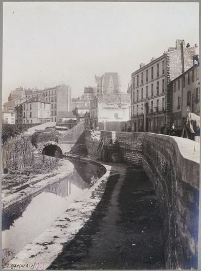 Série sur la Bièvre avant les travaux de recouvrement, rue Croulebarde, 13ème arrondissement, Paris. 1905.
