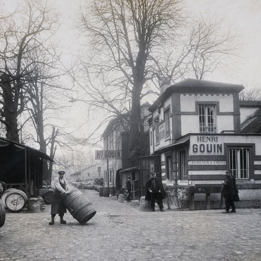 Entrée de l’avenue du Petit-Château et bureaux de Monsieur Henri Gouin, entrepôts de Bercy, personnage tenant un tonneau, 12ème arrondissement, Paris. 19 mars 1921.