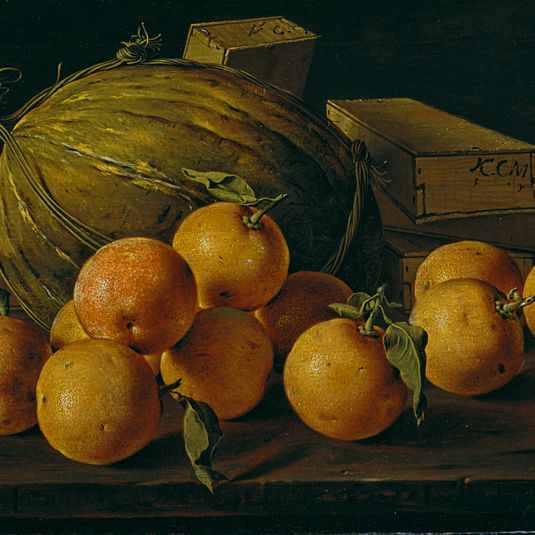 Bodegón con naranjas melón y cajas de dulces