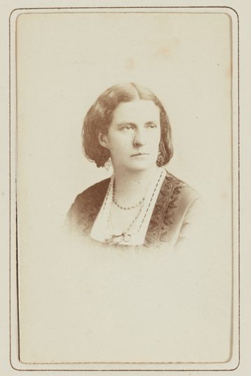 Cornélia Marjolin, portrait avec tête tournée sur la gauche