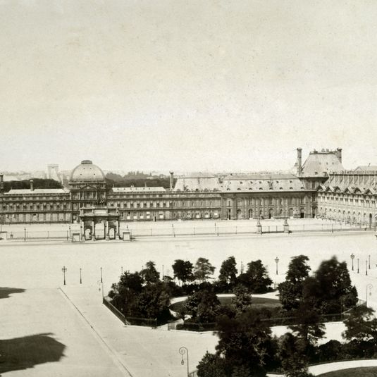 Palais du Louvre, façade côté aile Napoléon Nord ; palais des Tuileries ; arc de triomphe du Carrousel, place du Carrousel, 1er arrondissement, Paris