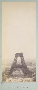 Construction de la tour Eiffel pour l'Exposition universelle de 1889. Vue du Champs-de-Mars photographié depuis l'une des tours du palais du Trocadéro, 7ème arrondissement, Paris. 14 août 1888.