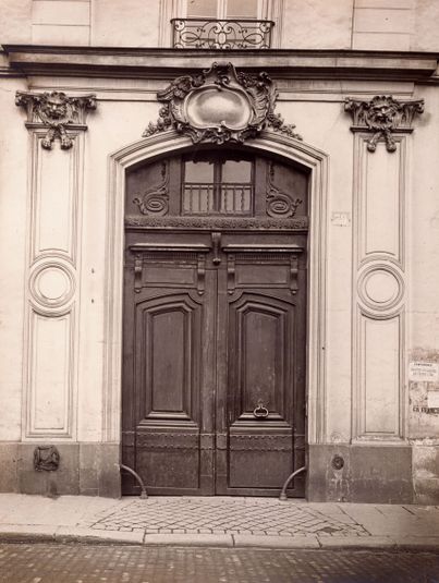 Détail de porte à pilastres et tête de lion, 79 rue de Lille, 7ème arrondissement, Paris.