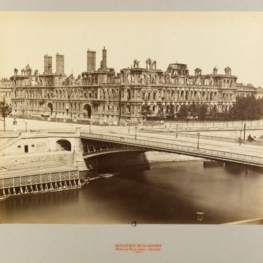 Ruines de la Commune de Paris, 1871. L'Hôtel de Ville, la place et le quai de l'Hôtel-de-Ville, le pont d'Arcole vus de l'île de la Cité, 4ème arrondissement, Paris.