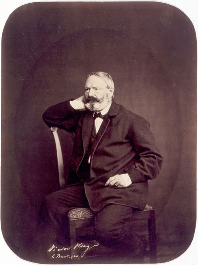 Victor Hugo assis de trois quarts, à Guernesey