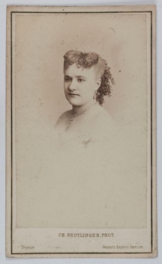 Portrait de Caroline Eugénie de Ribeaucourt, actrice de théâtre entre 1863 et 1873.