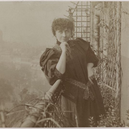 Portrait de l'écrivaine libertaire et féministe Caroline Rémy dite Séverine (1855-1929), sur son balcon boulevard Montmartre.