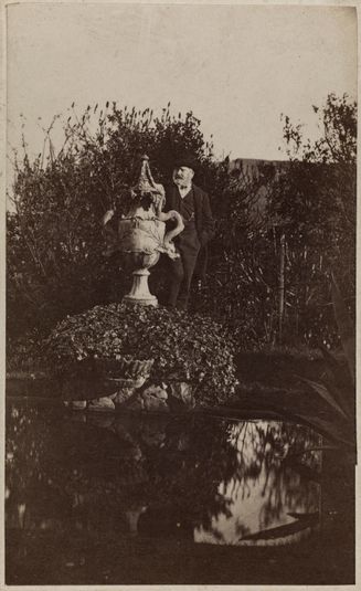 Victor Hugo devant la fontaine aux serpents dans le jardin de Hauteville House