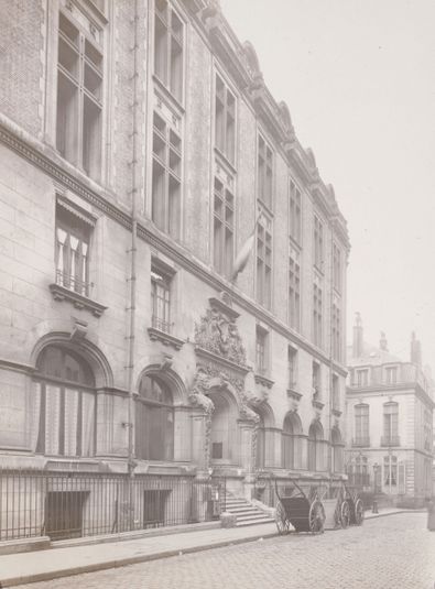 4, 6, 8 rue Saint-Romain, “Caisse nationale d’épargne” ancien hôtel Choiseul, vue perspective de l’entrée du bâtiment modernes avec les 2 gainés. 6ème arrondissement, Paris. 26 octobre 1917.