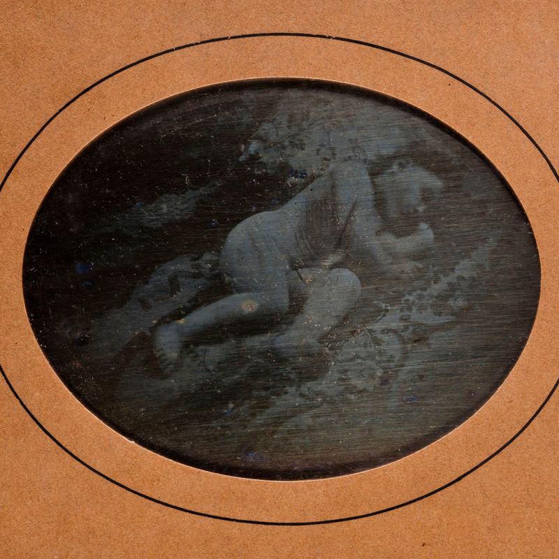 Thérèse Riesener, enfant, allongée sur le côté