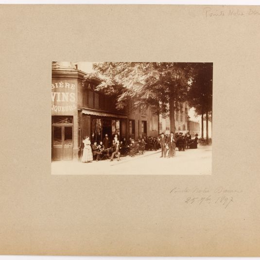 Pointe de la cathédrale Notre-Dame, le long du quai aux Fleurs. Terrasse de café. 25 septembre 1897. 4ème arrondissement, Paris.