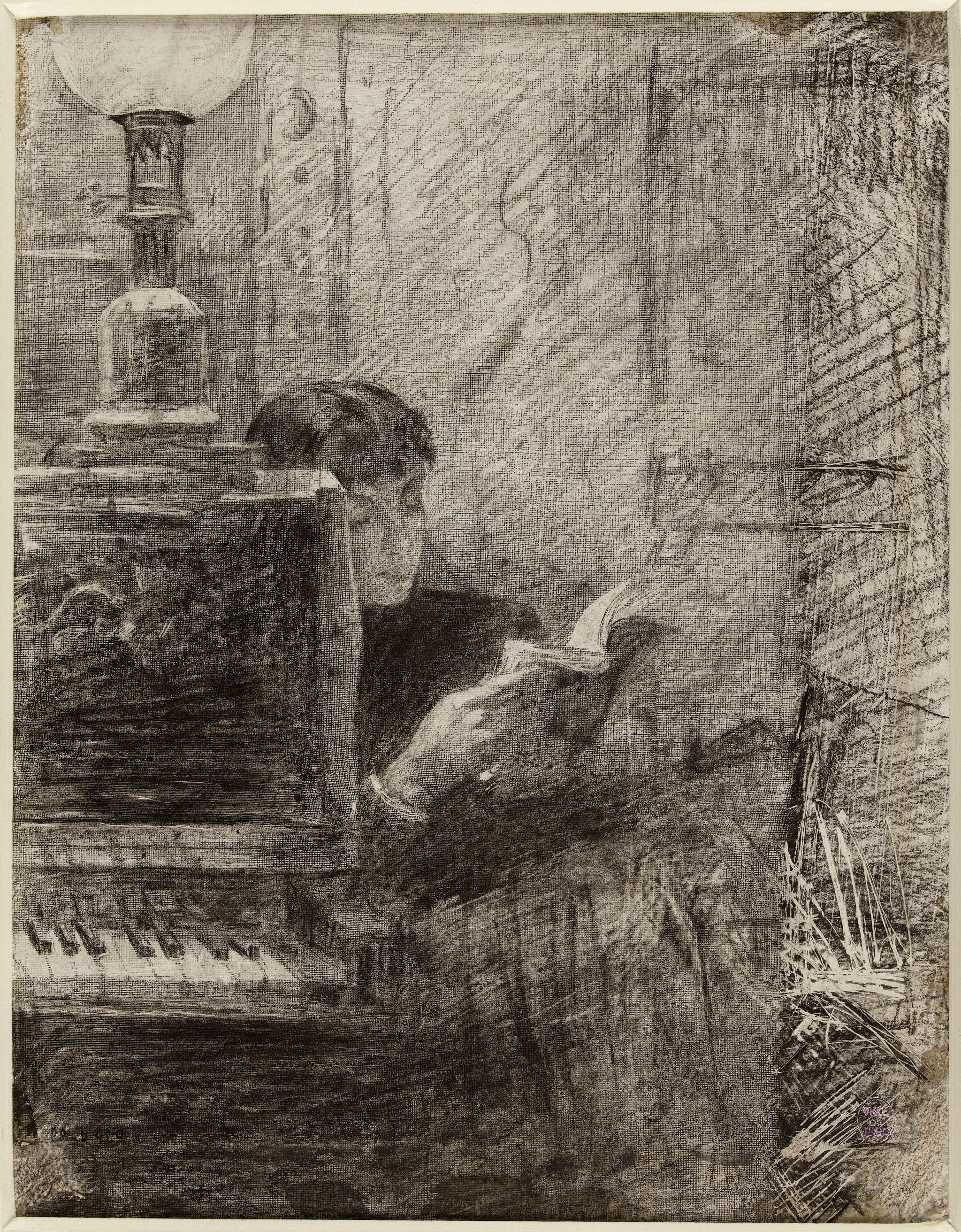Femme lisant à l'angle d'un piano