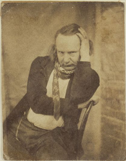 Victor Hugo de face assis et main gauche à la tempe