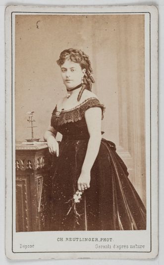 Portrait de Claire Othon, actrice de théâtre entre 1865 et 1892.