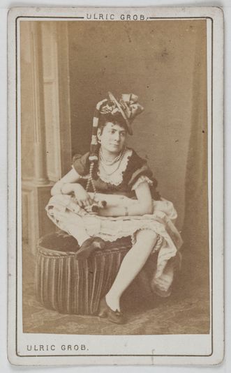 Portrait de Nina, actrice au Théâtre de la Renaissance.