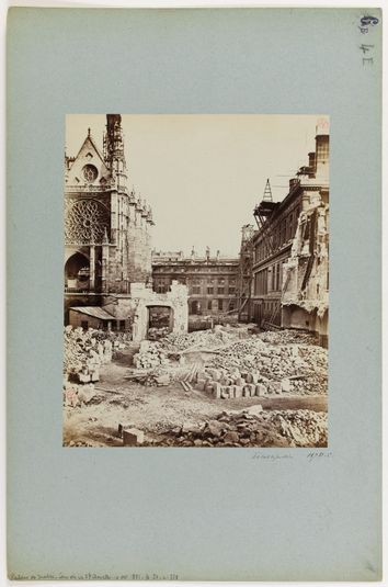 Ruines de la Commune : Palais de justice, boulevard du Palais. Vue de la cour de la Sainte-Chapelle côté façade occidentale. 16 oct. 1871, 1er arrondissmement, Paris.