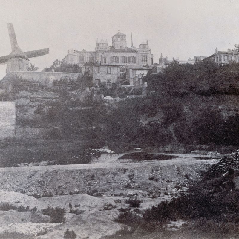 La colline de Montmartre vue depuis la rue des Abbesses (reproduction d'une photographie d'Hippolyte Bayard réalisée entre 1845 et 1853)