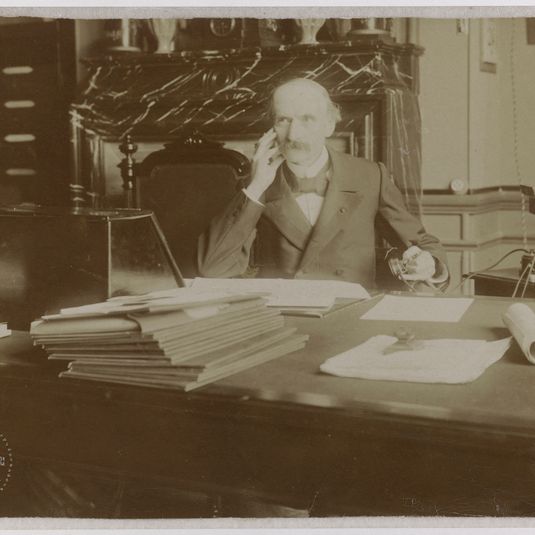 Portrait de l'ingénieur et administrateur Alfred Picard (Strasbourg, 1844 - Paris, 1913) dans son bureau.