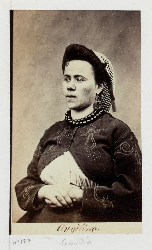 Portrait de Angélina Gaudin (ou Courcelle), pris à la prison des Chantiers à Versailles. Commune de Paris, 1871.