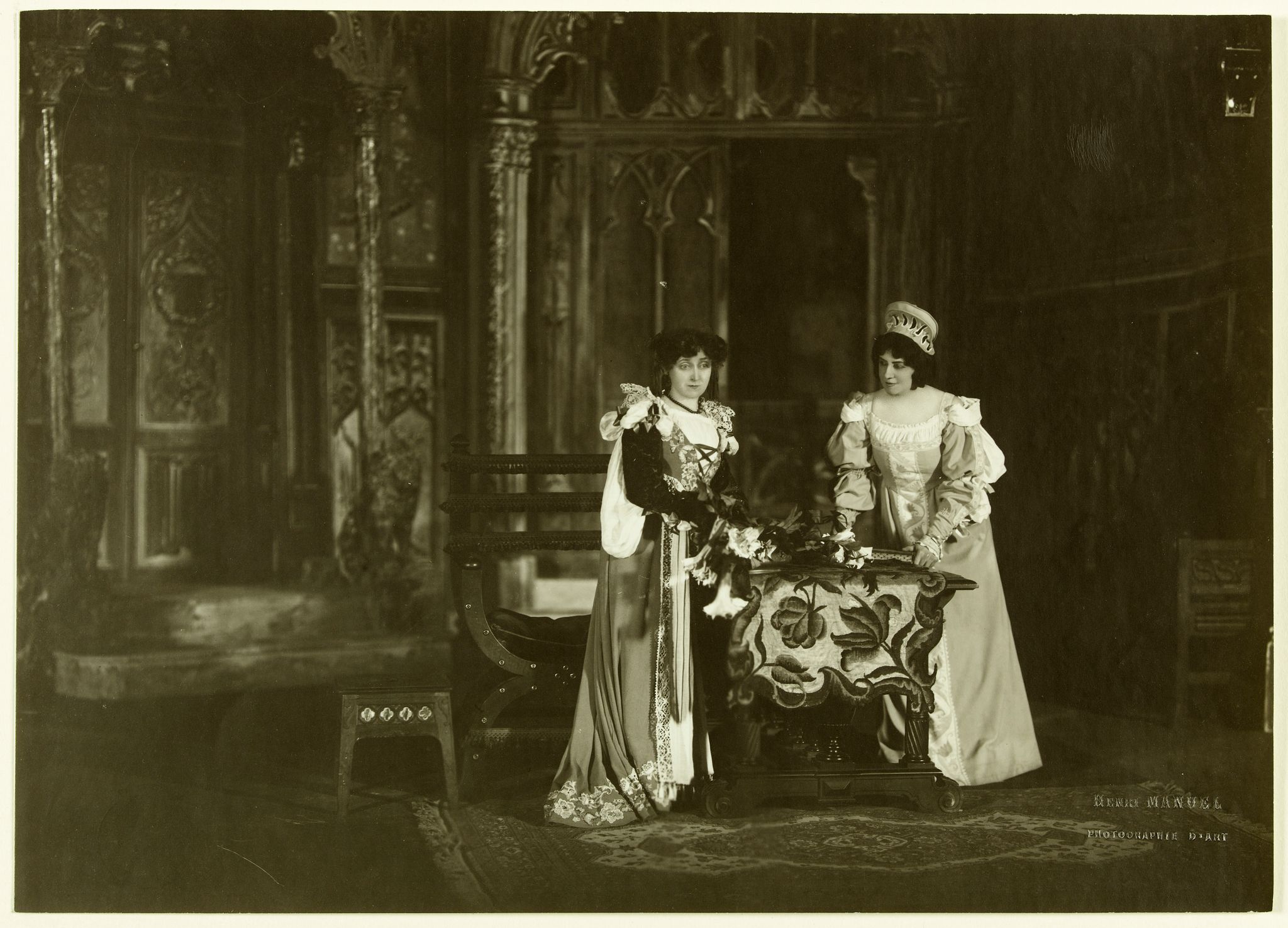 Mme Kerwich dans le rôle de Dafné et Mme Seylor en Réginella, journée II, scène 1