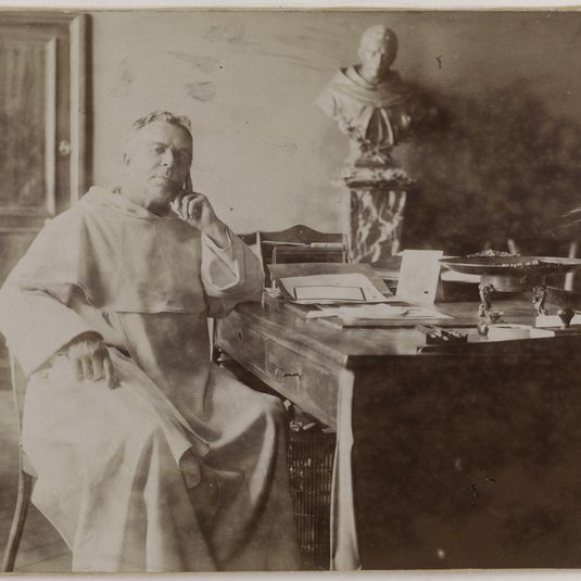 Portrait du prédicateur, écrivain et éducateur, Henry Gabriel Didon (1840-1900), à son bureau.
