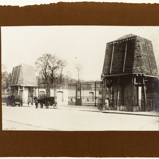 La protection des monuments de Paris pendant la guerre de 1914-1918. Entrée du jardin des Tuileries, vue prise de la place de la Concorde, 1er arrondissement, Paris.
